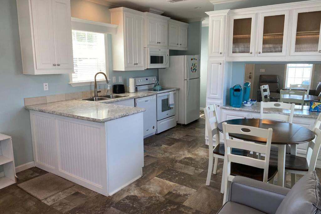 Cozy Tiny Near World & Orlando Parks! Ferienhaus Kissimmee